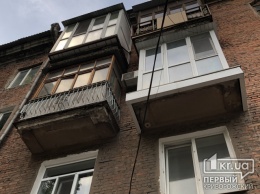 В Кривом Роге на голову пешеходам падают разрушающиеся балконы