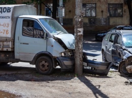 В Днепре на проспекте Нигояна после удара с Renault грузовик врезался в столб