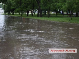 В результате проливного дождя многие улицы в Николаеве оказались подтопленными