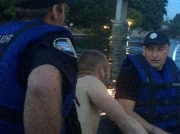 В Киеве речная полиция спасла двух мужчин и ликвидировала пожар на борту судна