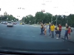 Отважные пешеходы, красный и встречка: видеоподборка нарушителей ПДД Украины