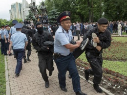 Выборы в Казахстане: полиция массово задерживает митингующих