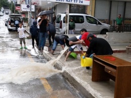 Улицы столицы Турции после мощного ливня ушли под воду, погибли люди