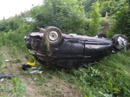 В Сумской области автомобиль чиновника несколько раз перевернулся и слетел в кювет