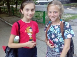 Это Никополь: школьницы нашли телефон и не поленились разыскать владельца