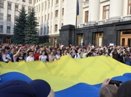 Под Администрацией президента Украины произошла потасовка (фото, видео)