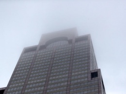 Появились фото и видео с места падения вертолета на крышу небоскреба в Нью-Йорке