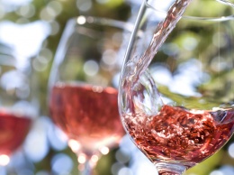 День розового вина - оригинал и пародии на неформальный гимн