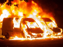 В Днепре ночью сгорели два микроавтобуса