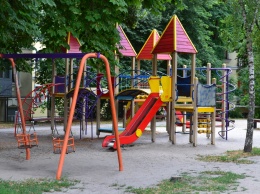 Киевлян просят жаловаться на плохие детские площадки