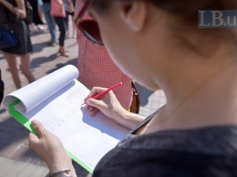 Активисты провели еще одну акцию протеста под кинотеатром "Киев"