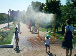 В городских парках установили охлаждающие рамки