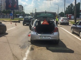 В Киеве произошло сильное столкновение легковушки с мотоциклистом: подробности