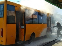 Под Днепром на полном ходу загорелась забитая людьми маршрутка (ФОТО)