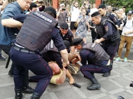 В Москве разогнали мирный митинг: задержали Навального и десятки людей - видео