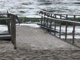 Недоделанный пандус, нет медпункта и туалетов: одесские чиновники обвиняют друг друга в проблемах пляжа для инвалидов