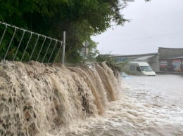 Сильный поток воды смыл ребенка в Крыму: кадры трагедии