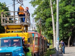 В Днепре на улице Гончара у трамвая отпали "рога": движение электротранспорта парализовано