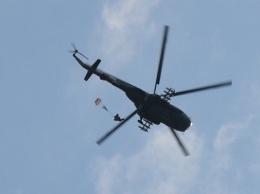 Николаевские десантники показали отработку парашютных прыжков на воду, - ФОТО