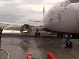 В аэропорту «Симферополь» сотрудники МЧС устроили пенную «атаку» пассажирскому лайнеру