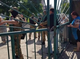 Вооруженные автоматчики в форме захватили рынок в Симферополе (ФОТО+ВИДЕО)