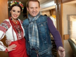 «Скоро будет знаковое мероприятие»: Оксана Марченко заинтриговала поклонников новым фото, позируя с красивым мужчиной