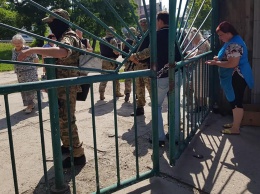 Российские силовики с автоматами окружили рынок в Симферополе: фото, видео