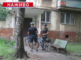 На глазах журналиста: Велопатруль задержал подозреваемого в распространении наркотиков в доме №46 по пр. Мира в Кривом Роге, и отпустил (видео)