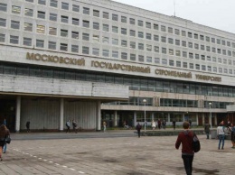 "Ребенок - посторонний человек": московских студентов выгнали из общежития из-за младенца