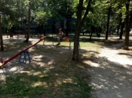 В Мелитополе в сквере появилась еще одна детская площадка (фото)