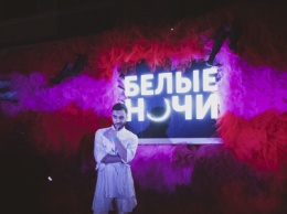 Матерный падре, акробаты и метафан в трусах: чем запомнился первый день фестиваля "Белые ночи" в Киеве