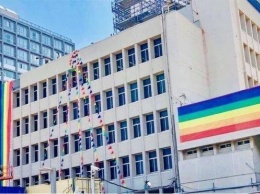 В знак протеста посольства США вывесили флаги ЛГБТ в нетрадиционных местах