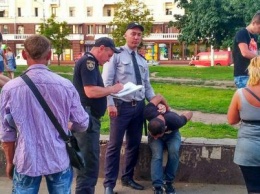 В Днепре на Вокзальной площади мужчина хотел отнять у женщины украшения: его задержали прохожие