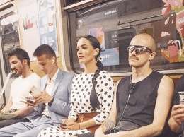 Астафьева обольстила киевский метрополитен платьем в горошек: аж в пот бросает, фото