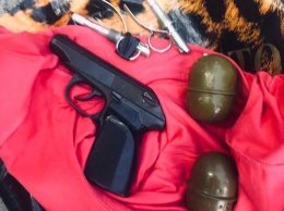 В Днепре полицейские изъяли у прохожего пистолет и две гранаты