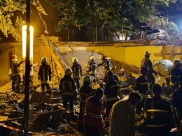 Мощный взрыв в Киеве: спасатели разбирают завалы