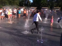 Зеленский искупался в фонтане Мариуполя: забавное видео