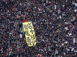 В Гонконге десятки тысяч людей вновь вышли на акцию протеста