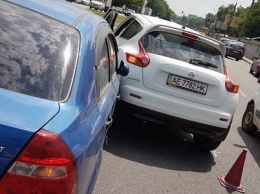 В Днепре на проспекте Хмельницкого столкнулись Nissan и Chevrolet: водитель ищет свидетелей