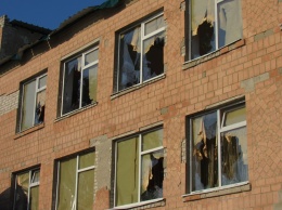 Удар стихии: в Сватово ураган повредил многоэтажки и здание школы. ФОТО