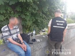 В Киеве задержали фельдшера, который пытался пронести в СИЗО наркотики