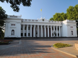 "Самоорганизовавшиеся бабушки": одесский мэр наградил "Трудовой славой" 2 сотрудниц ОСОНов