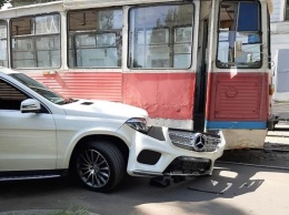 В Николаеве водитель внедорожника врезался в трамвай (ФОТО)