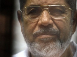 Экс-президент Египта потерял сознание в суде и умер