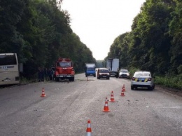 Под Хмельницким автобус с туристами врезался в грузовик, есть погибший