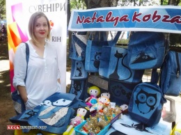 Золотые руки: Переселенка из Донецка в Кривом Роге шьет уникальные сумки