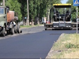 В промышленном районе Запорожья ремонтируют проблемную дорогу