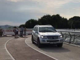 В Киеве разыскивают водителя, катавшегося на «Мерсе» по «мосту Кличко»