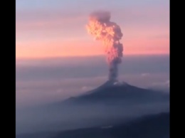 В Мексике проснулся крупнейший вулкан: невероятное видео извержения