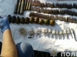 На Днепропетровщине правоохранители перекрыли сбыт оружия через соцсети